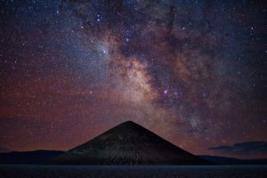 milky way and mountain astrophotography picture